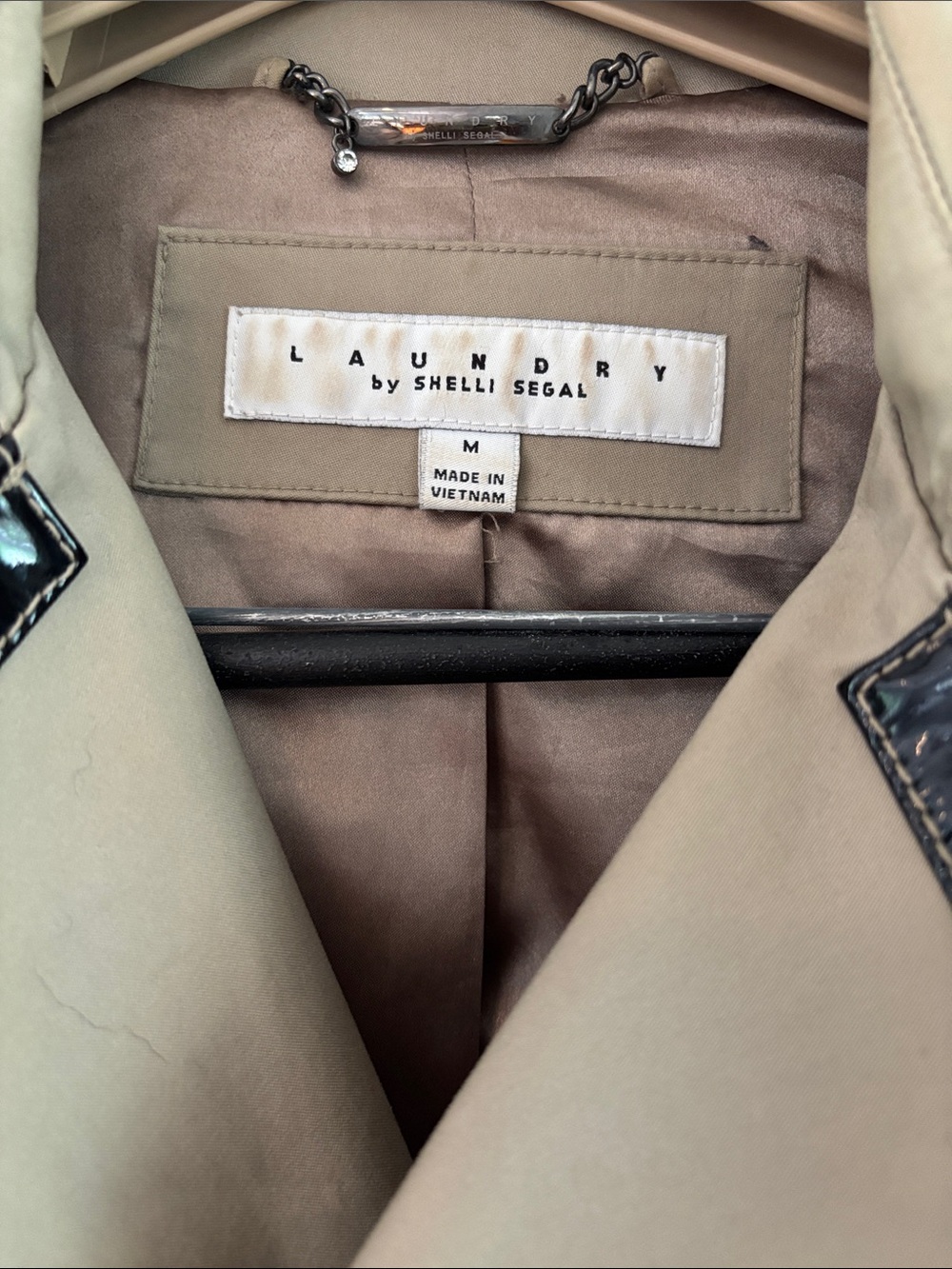 Classic Double-Breasted Trench Coat with Contrast patent leather Trim - Beige - Picture 2 of 4